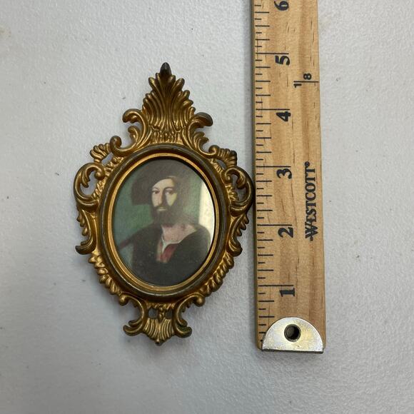 Vintage Ornate Hong Kong molded plastic framed portraits, wall art set of 3 - Picture 12 of 15